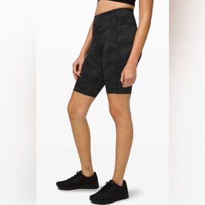 Lululemon Fast and Free Short 10", size 10
Incognito Camo Multi Grey